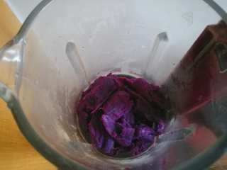 紫薯馅小餐包,加适量的水，打成泥。