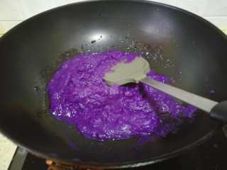 紫薯馅小餐包,不粘锅中加适量的油，倒入紫薯泥，加适量的白糖翻炒至干即可。