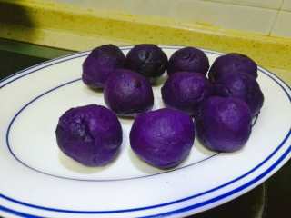 紫薯馅小餐包,炒干搓成小圆球就可以了哈。