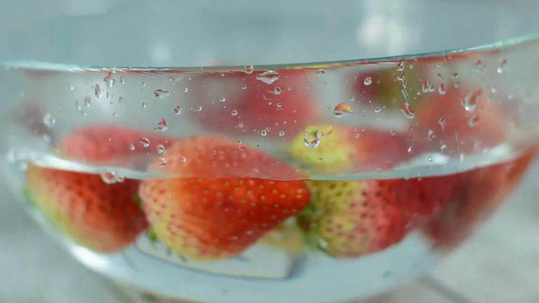 草莓和牛奶这对CP应该是绝配了,草莓洗净后去蒂，对半切开。
