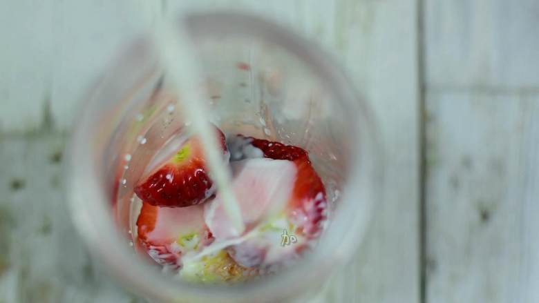 草莓和牛奶这对CP应该是绝配了,放入搅拌杯，加入牛奶和蜂蜜。