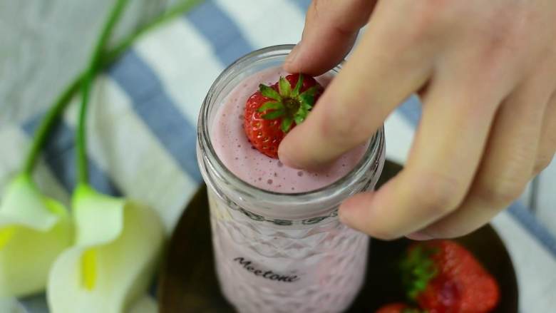 草莓和牛奶这对CP应该是绝配了,打碎后装杯，放上草莓点缀即可。
