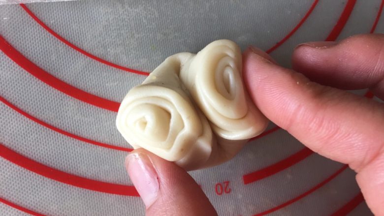 螺旋酥（蛋黄酥）,将静置好的原味油酥卷从中间用手压一下对折