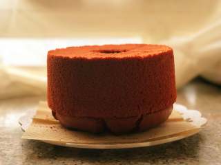 草莓酸奶红丝绒蛋糕,蛋糕脱模待用。