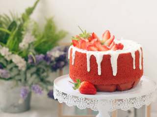 草莓酸奶红丝绒蛋糕,把切好的草莓摆在上面，草莓酸奶红丝绒蛋糕就做好了。