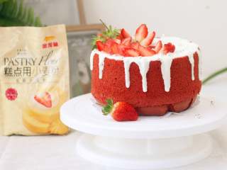 草莓酸奶红丝绒蛋糕,好吃又简单。