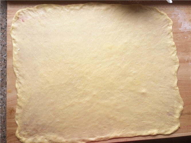 巧克力核桃面包,抹上黄油，把手伸在面皮的下面，慢慢的把面皮抻长，越薄越好。
 