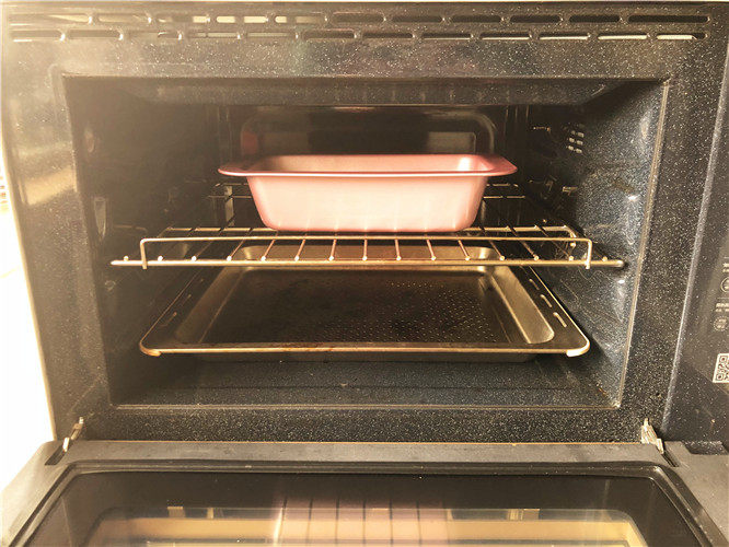 巧克力核桃面包,放到烤箱中，在烤箱下面放一盆热水，二次发酵。
 