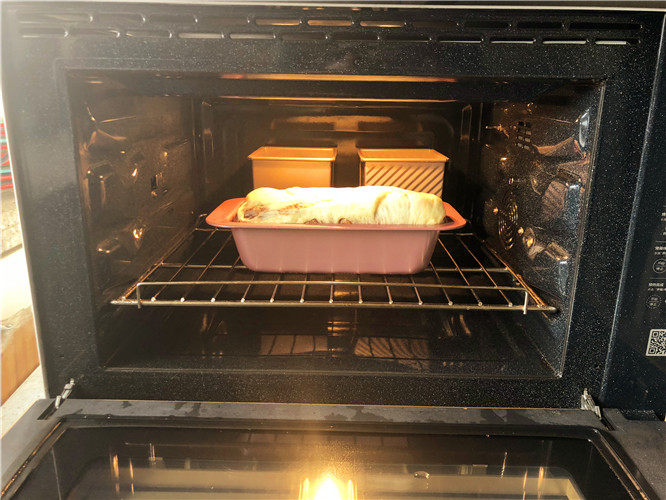 巧克力核桃面包,烤箱上下火180度预热，把面包放到预热好的烤箱里， 
 