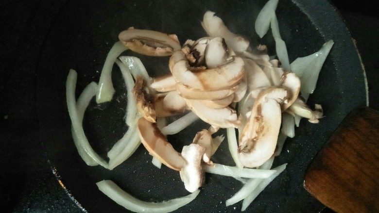 芝士焗年糕,再加入圆菇片，盐将圆菇抄熟。