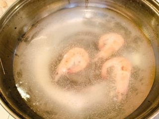 暖胃菌汤,水开后再放入三碗水