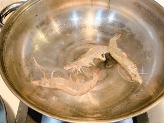 暖胃菌汤,锅中放少量油，油热按着虾头，煎出虾油