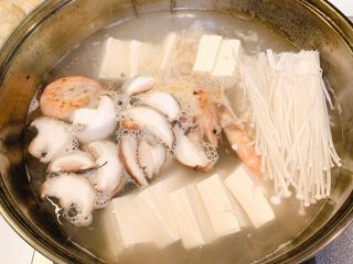 暖胃菌汤,放入的水烧开后放入金针菇，香菇，豆腐，这个要多熬一会儿，熬出奶白色，放入盐和鸡精