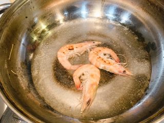 暖胃菌汤,然后加入少量的水，煮一小会虾