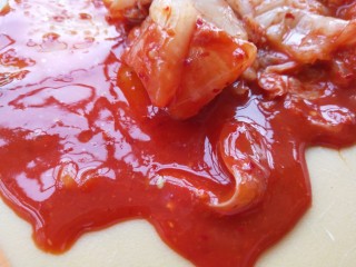泡菜金枪鱼炒饭,多余的汤汁一定不要扔，炒饭时一起加入更有滋味。