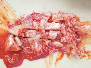 泡菜金枪鱼炒饭,泡菜去一叶，切小块儿。