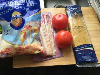 培根芝士茄汁意面🍝,准备意面材料，2人份的意大利面，2个番茄。4条培根，半个洋葱，少许芝士碎