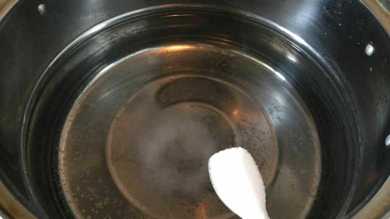 培根芝士茄汁意面🍝,拿一个大锅放入水，加入两勺盐，煮沸。