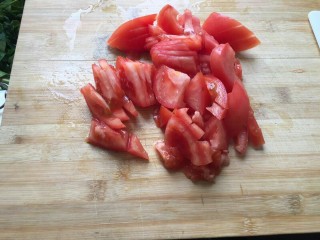 培根芝士茄汁意面🍝,切成小块，不用去皮。