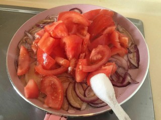 培根芝士茄汁意面🍝,把切好的番茄放入锅中一起煸炒，加入一勺盐。