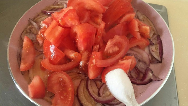 培根芝士茄汁意面🍝,把切好的番茄放入锅中一起煸炒，加入一勺盐。