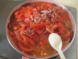 培根芝士茄汁意面🍝,加入一勺糖后翻炒，慢慢煸炒，等番茄出汁。