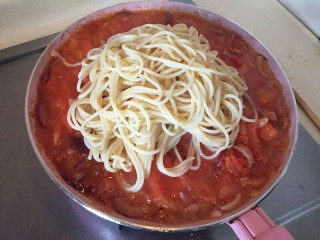培根芝士茄汁意面🍝,加入煮好的一面。