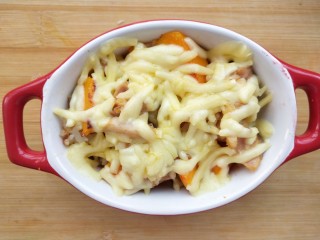 奶香南瓜鸡肉焗饭,马苏里拉奶酪融化。