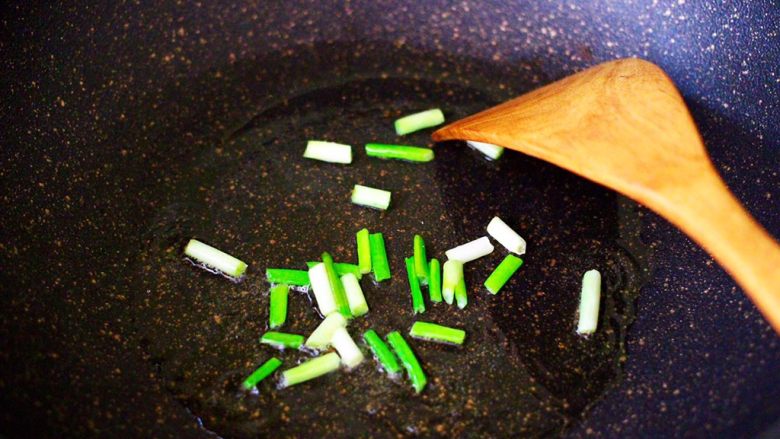 豆渣茼蒿虾仁小豆沫,锅烧热后倒入花生油烧热后，先爆香葱段。
