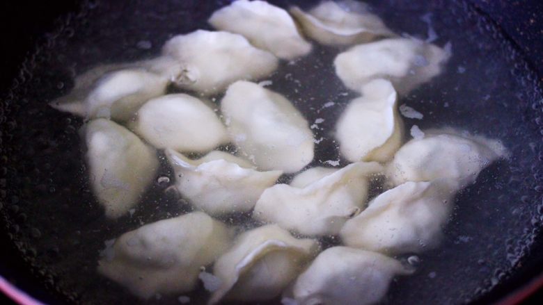鲜美无比的鲅鱼饺子,锅里倒入适量清水煮沸后、放入包好的鱼饺子、大火烧开后点少许清水、反复3次、直至所有的饺子都漂浮在水面上即可关火。