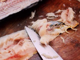 鲜美无比的鲅鱼饺子,把片下来的鲅鱼，用刀把鱼肉片出来。