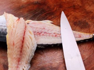 鲜美无比的鲅鱼饺子,一直切到鱼肚子的上面，鱼头去掉不用，把鲅鱼的另外一面，也用同样的方法把鱼肉片下来。