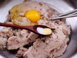 鲜美无比的鲅鱼饺子,把剁碎的鲅鱼肉放入一个大一点的盆子里、放入鸡精和白糖，料酒、花椒粉和打散的一个鸡蛋。