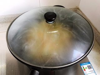 蚝油南瓜杏鲍菇,盖上锅盖转中小火，焖煮2分钟
