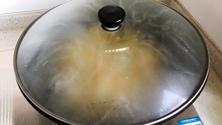 蚝油南瓜杏鲍菇,盖上锅盖转中小火，焖煮2分钟