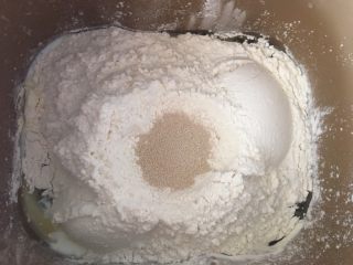 乳山喜饼,放入中筋粉和酵母