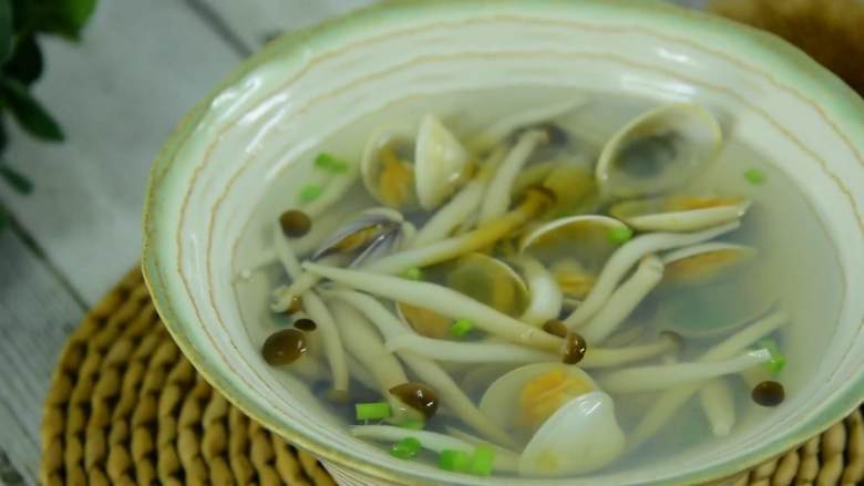 吃饭必须要有汤的小伙伴来看一下,鲜美无比的蛤蜊菌菇汤，在这个季节让你喝到停不下来！