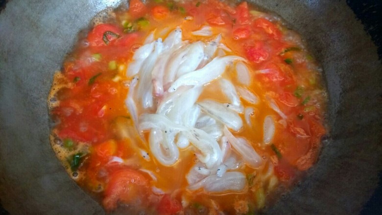 银鱼西红柿汤,放入银鱼