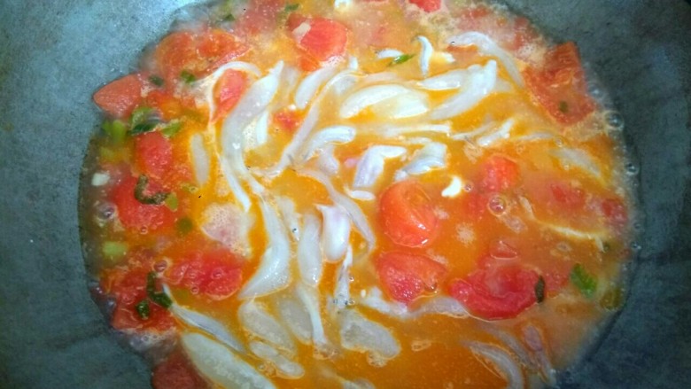 银鱼西红柿汤,放入适量盐