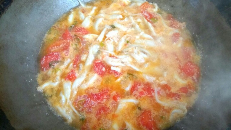 银鱼西红柿汤,大火烧开