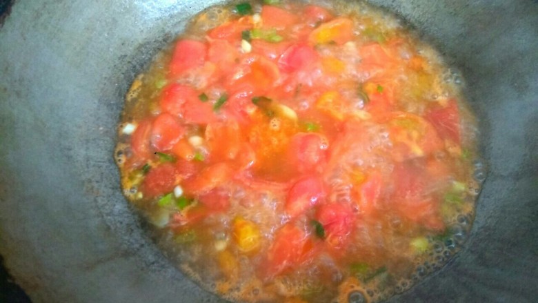 银鱼西红柿汤,大火烧开后，再烧两三分钟，把西红柿皮用筷子挑出去，使汤成红色