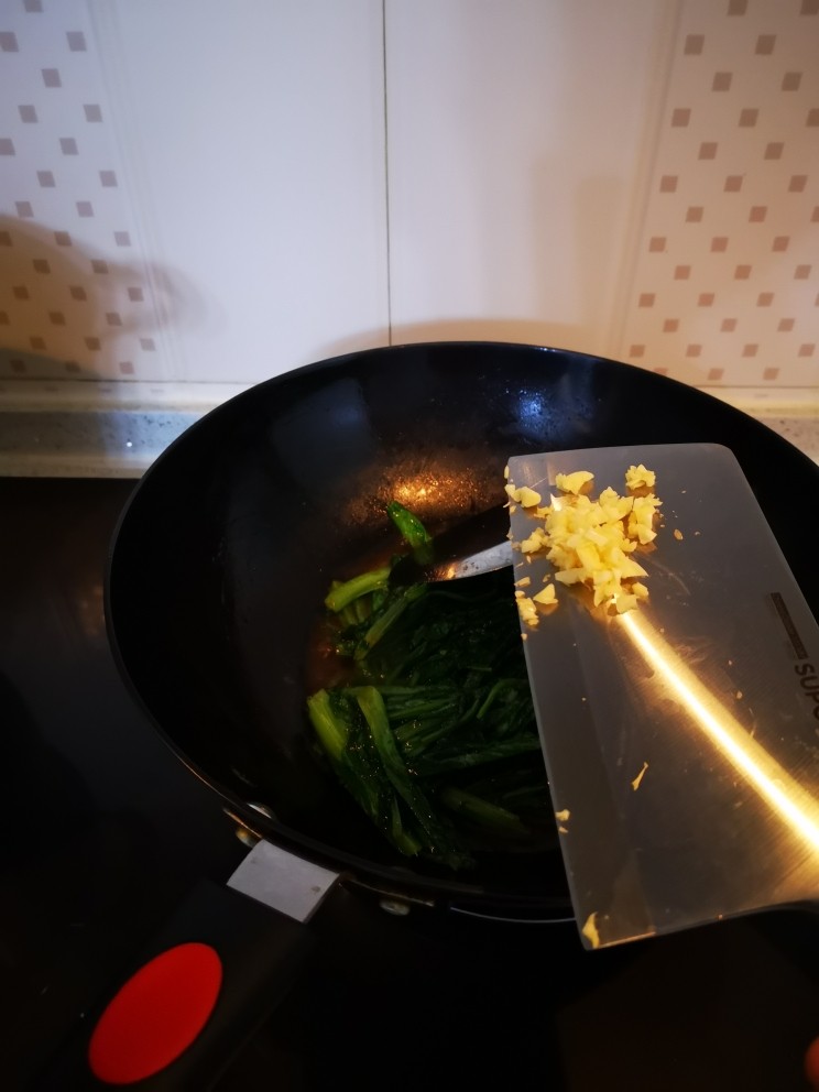 蒜蓉油麦菜,出锅前加蒜末