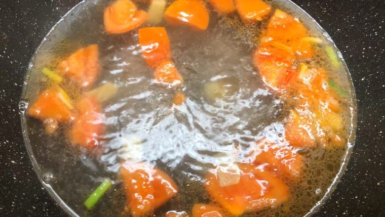 豆腐杂烩汤,倒入一大碗水烧开，放入适量盐调味。
