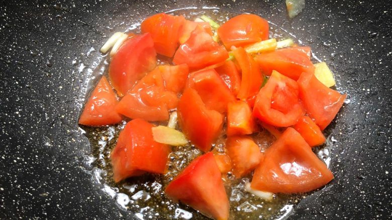 豆腐杂烩汤,再倒入西红柿煸炒，把汁煸炒出来。