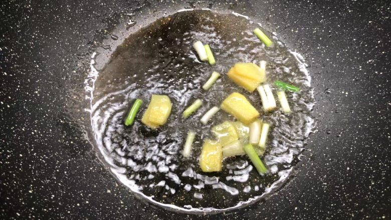 豆腐杂烩汤,锅里放入少许油，把葱白和姜片放入爆香。