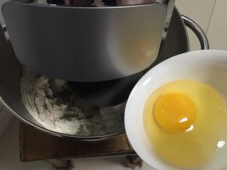 奶酪全麦法棍,加入鸡蛋，搅拌一下。