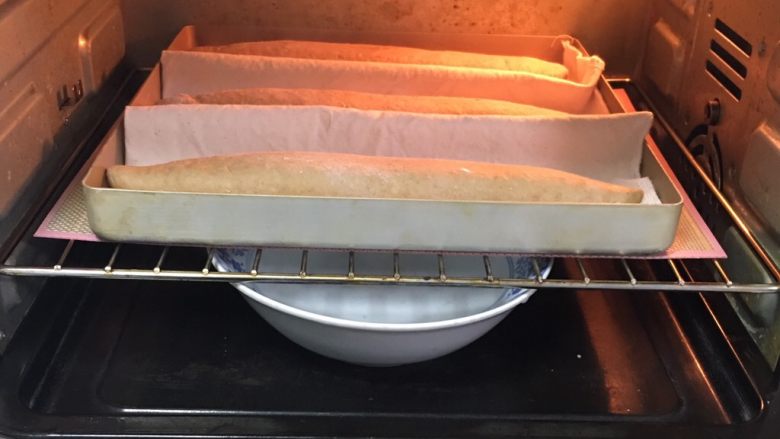奶酪全麦法棍,送入烤箱两次发酵，方法同上也是60分钟。