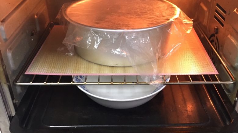 奶酪全麦法棍,烤箱发酵档，底部放一碗热水，发酵60分钟。