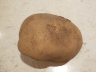 土豆泥  变身火山爆发,土豆去皮洗干净。