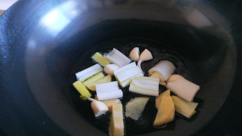 土豆泥  变身火山爆发,放入锅中炸制。